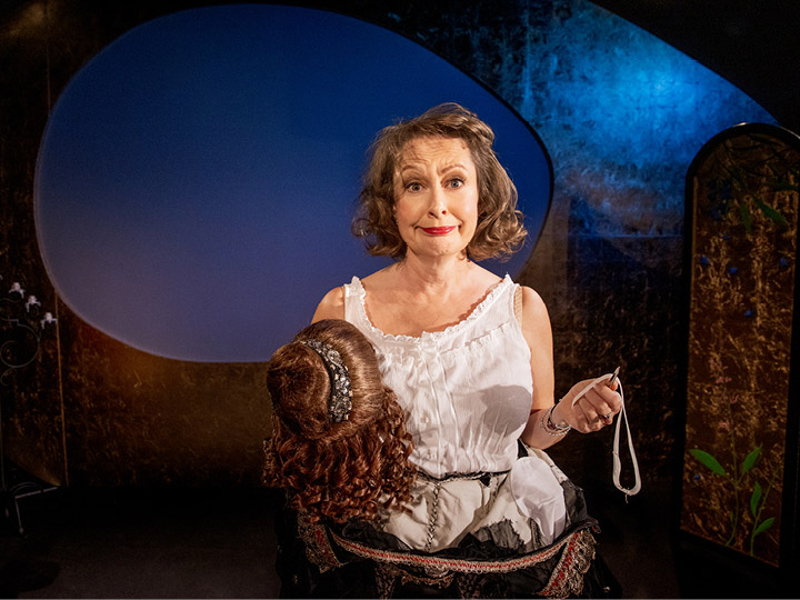 Anna Hultin är äntligen tillbaka med Är det hett här?