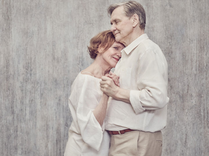 Asko Sarkola och Ylva Ekblad dansar stillsamt.