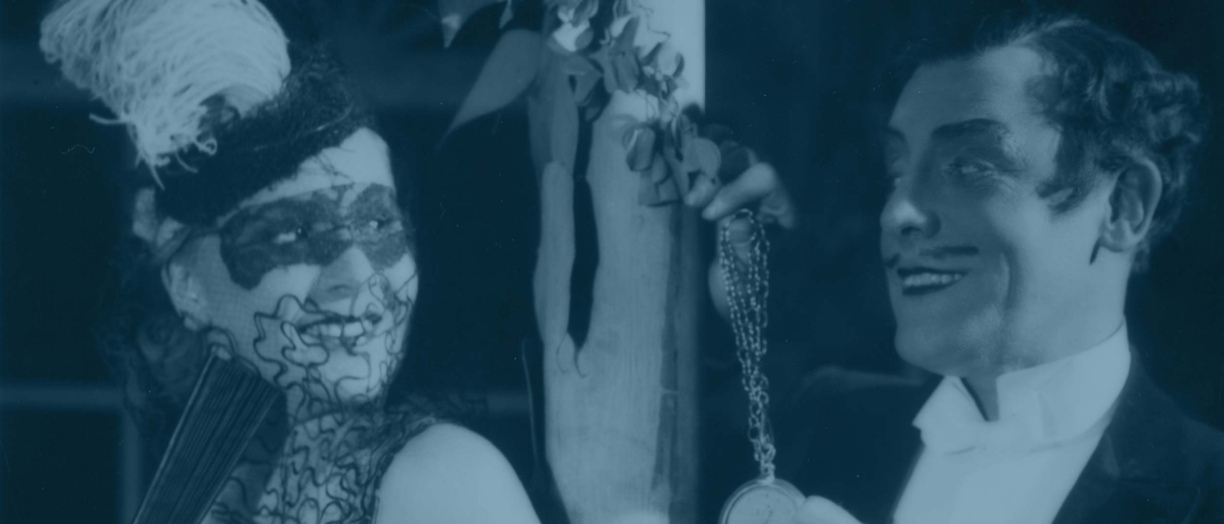 En man och en kvinna på scen. Föreställer sig vara på tidigt 1900-tal.