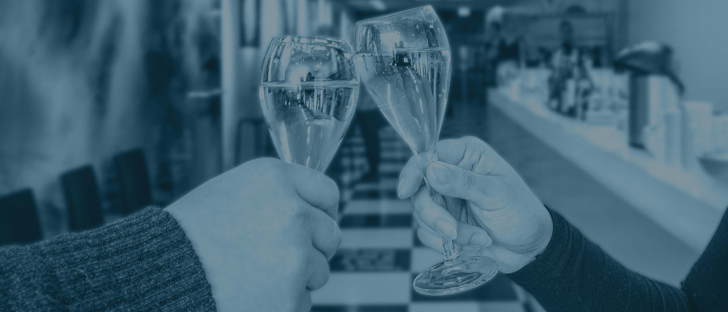 Väliajalla tarjoamme kuohuvaa ja iloista seurustelua ensi-illan humussa.