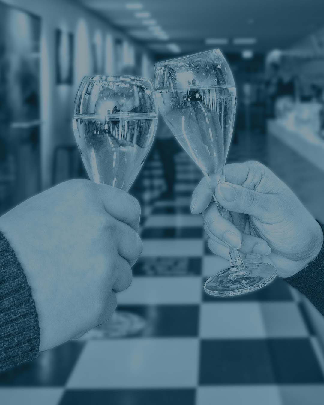 Som premiärabonnent får du njuta av festlig stämning och mousserande i pausen av premiärerna på Stora scenen.