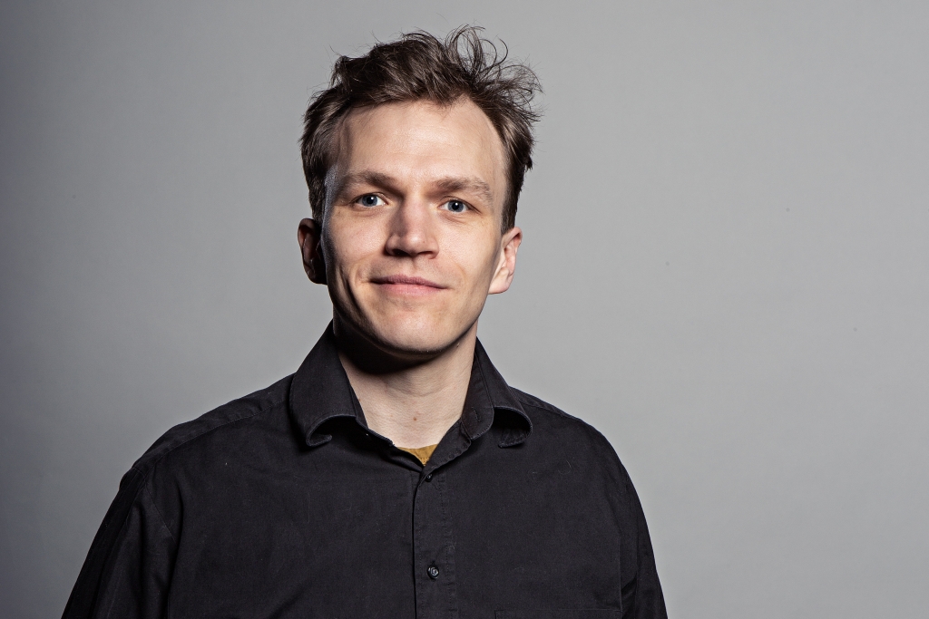 Alfred Backa om Miksi svenska? ”Alla lektioner borde ju vara teater”