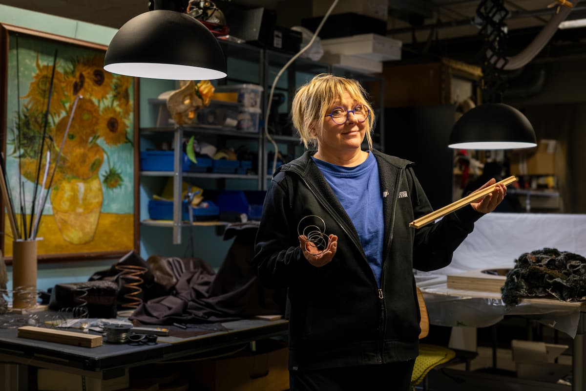 Tarpeistonvalmistaja Milla Hietanen loihtii esineillään tarinoihin syvyyttä