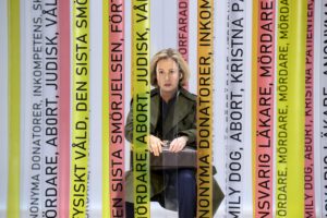 Anna Hultin som läkaren Ruth Wolff