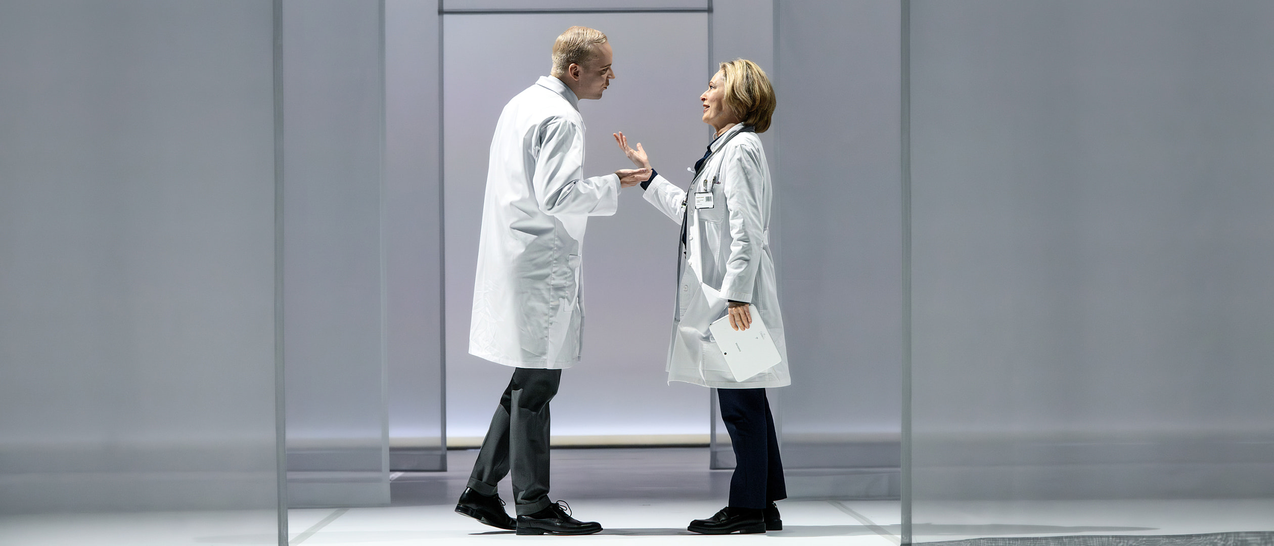 Miiko Toiviainen i rollen som Hardiman och Anna Hultin som Ruth Wolff