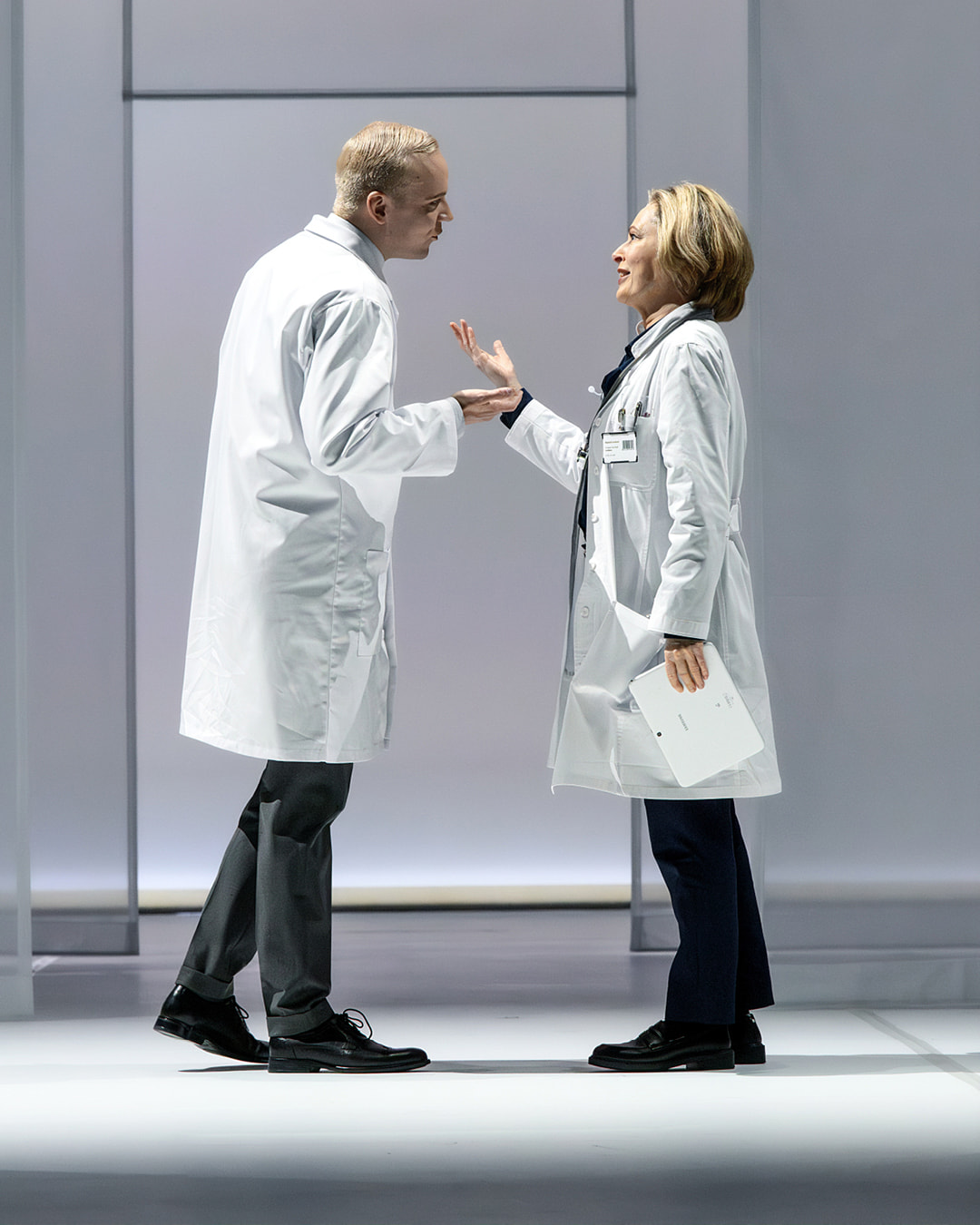 Miiko Toiviainen i rollen som Hardiman och Anna Hultin som Ruth Wolff